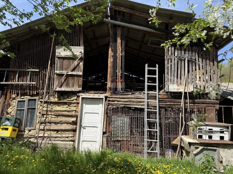 Casă individuală cu 5 camere cu Teren 3056 Mp în Exterior Sud