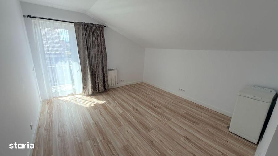 Casă cu 5 camere în Roșia