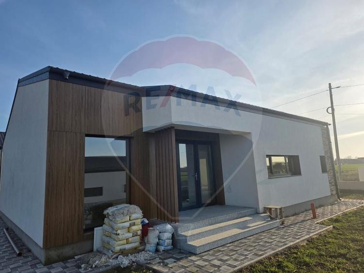 Casă cu 4 camere cu Teren 560 Mp în Balotești