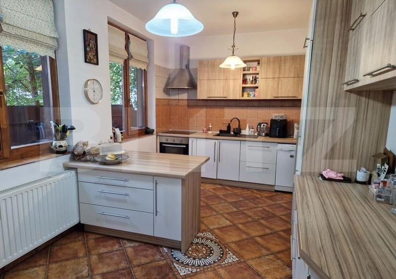 Casă individuală cu 5 camere cu Garaj în Central