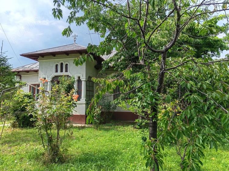 Casă cu 4 camere cu Teren 1400 Mp în Cerșani