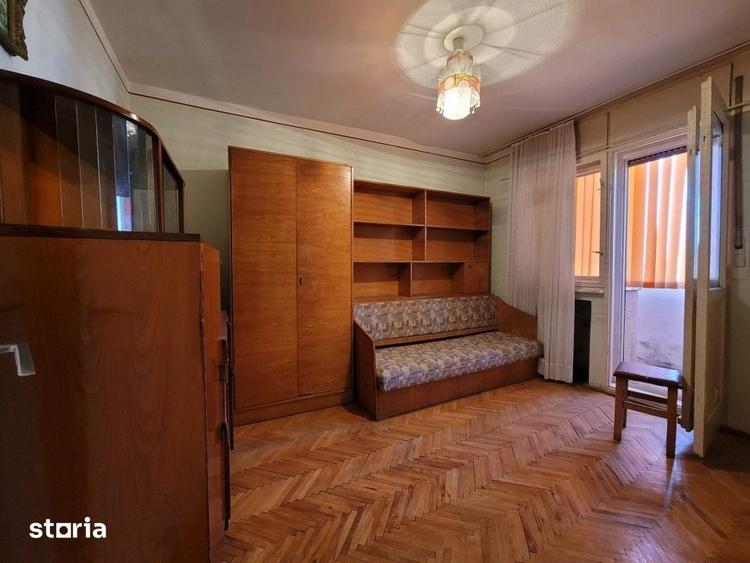 Apartament cu 3 camere semidecomandat în Micro 16