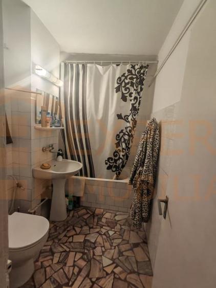 Apartament cu 3 camere decomandat, mobilat în Casa de Cultură