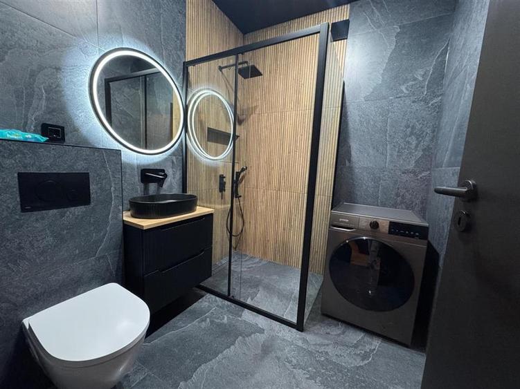Apartament cu 3 camere semidecomandat, mobilat în Central