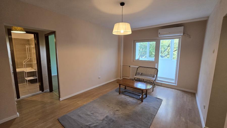 Apartament cu 4 camere decomandat în Lacul Tei