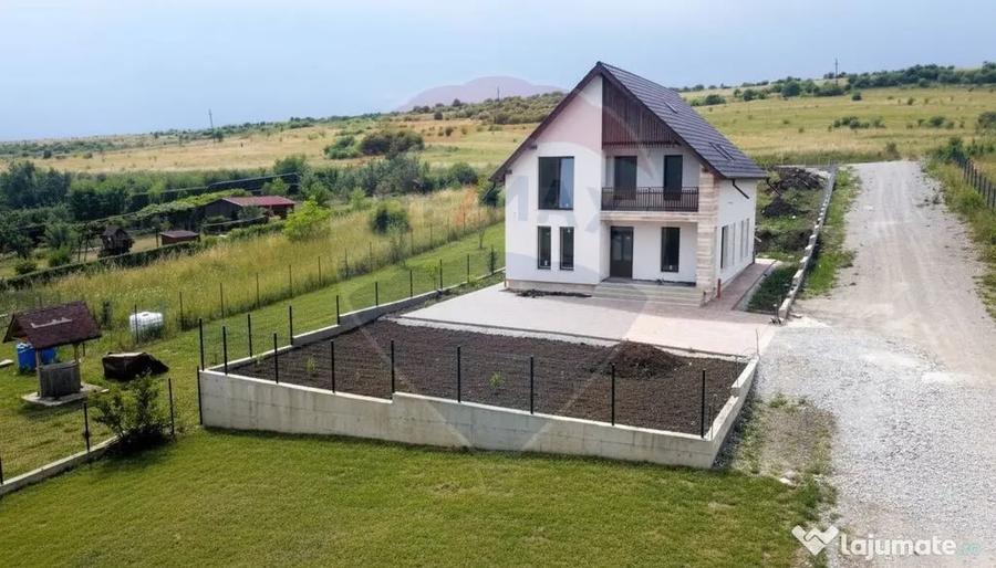 Casă cu 5 camere cu Teren 900 Mp în Sălicea