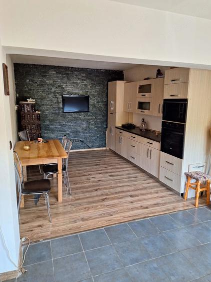 Casă cu 6 camere cu Teren 1600 Mp în Isvarna