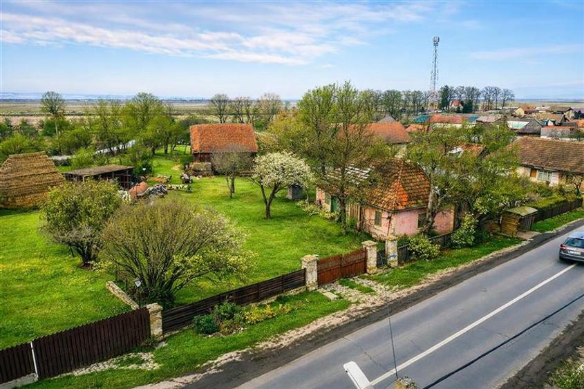 Casă cu 2 camere cu Teren 4831 Mp în Țufalău