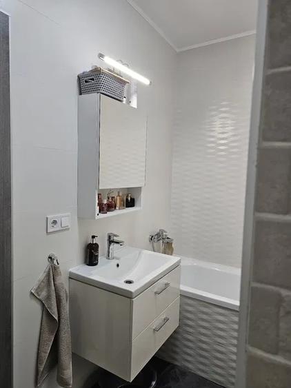 Apartament cu 3 camere decomandat, mobilat în Sânnicoară