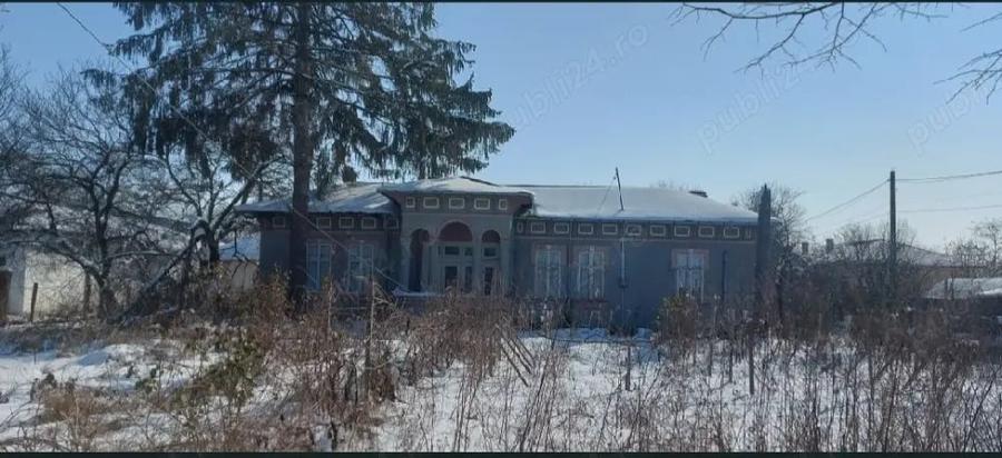 Casă cu Teren 1300 Mp în Roseți