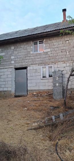 Casă cu 5 camere cu Teren 3850 Mp în Roșia