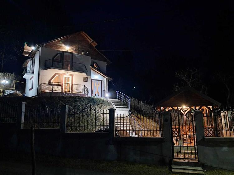 Casă cu 4 camere cu Teren 329 Mp în Bezdead