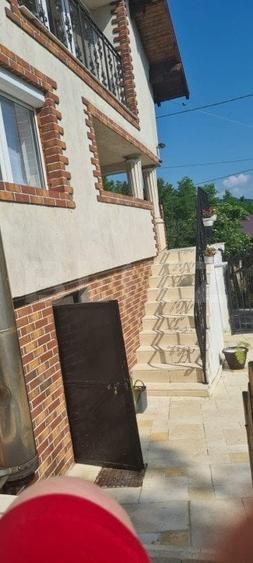 Casă individuală cu 7 camere cu Garaj în Fieni