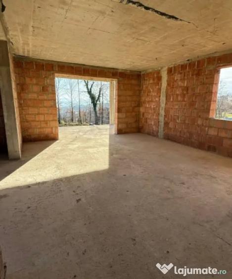 Casă cu 4 camere cu Teren 536 Mp în Groși