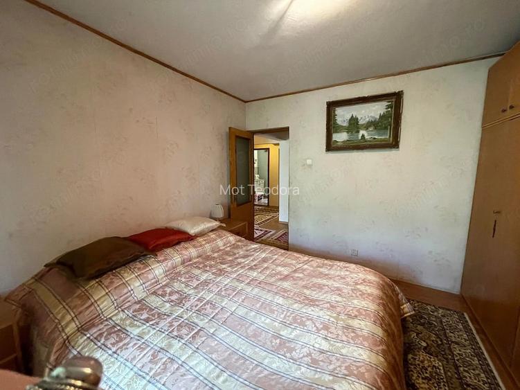 Se cauta 1 fata sau 2 fete pentru un apartament cu 4 camere 86 mp