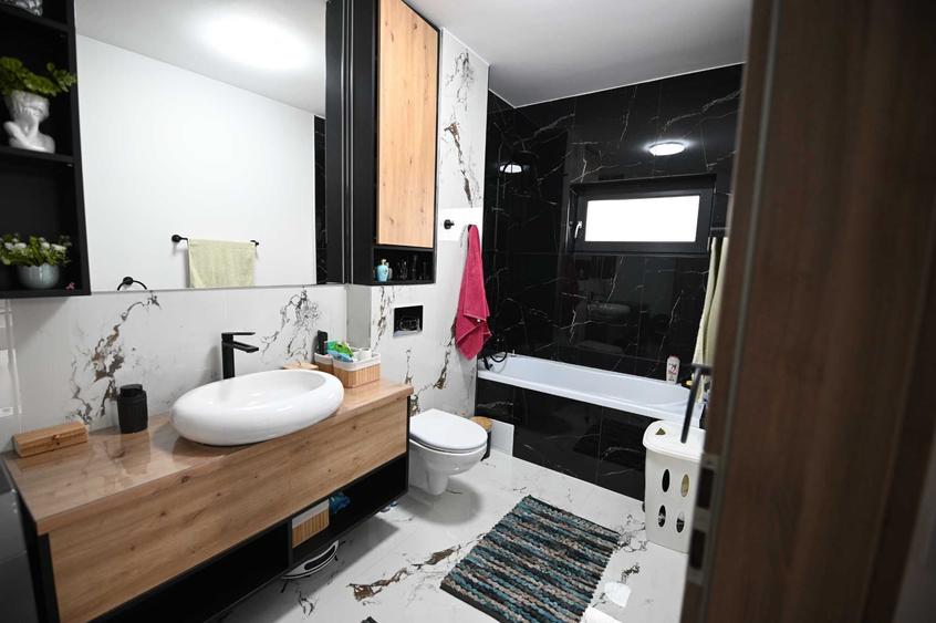 Apartament cu 4 camere decomandat în Cristian