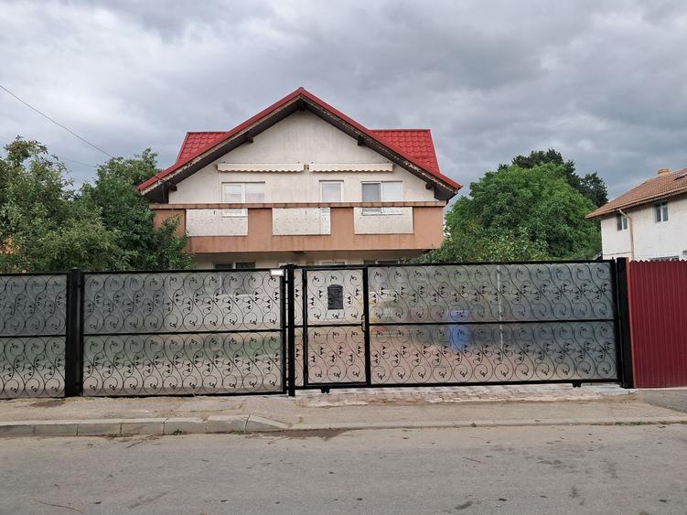 Casă individuală cu 6 camere cu Canalizare în Central