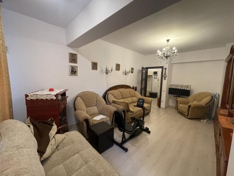 Apartament cu 3 camere decomandat, mobilat în Drumul Taberei
