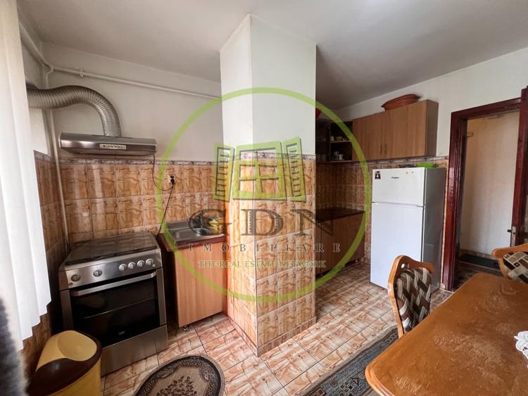 Apartament cu 3 camere decomandat, mobilat în Rovine