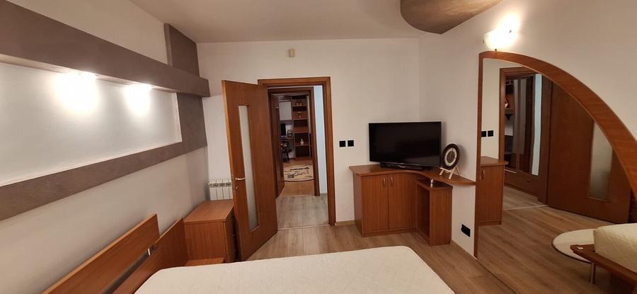 Apartament cu 3 camere semidecomandat în Pajura