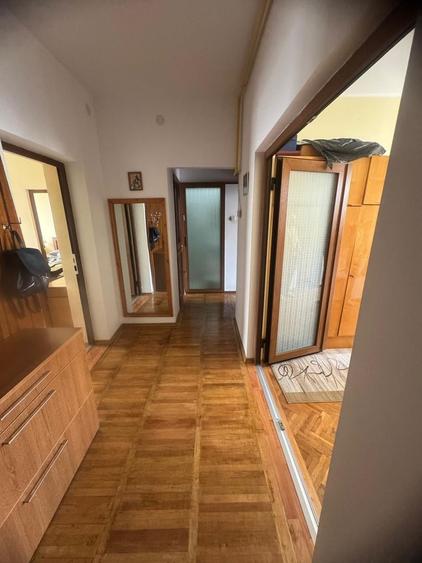 Apartament cu 3 camere semidecomandat, mobilat în Peninsula