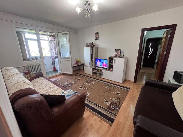 Apartament cu 3 camere semidecomandat în Rovine