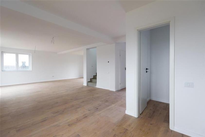 Casă individuală cu 4 camere cu Canalizare în Exterior Est