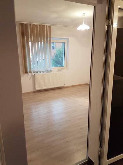 Apartament cu 3 camere decomandat în Exterior Vest