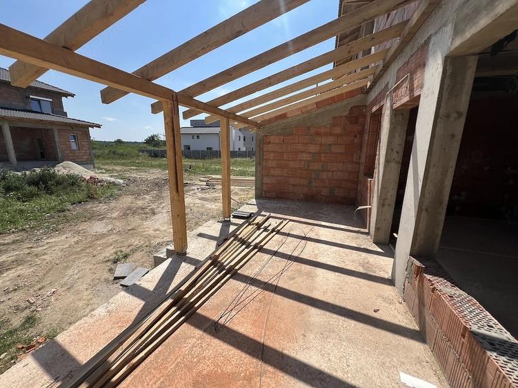 Casă cu 5 camere cu Teren 300 Mp în Ghiroda
