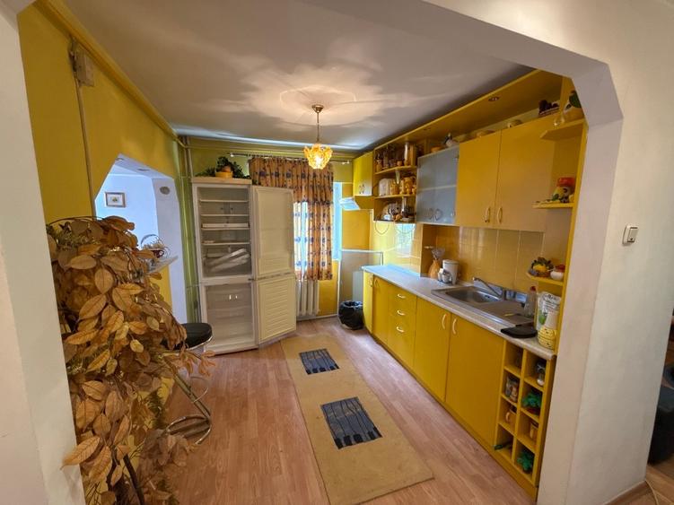 Apartament cu 5 camere semidecomandat, mobilat în Central
