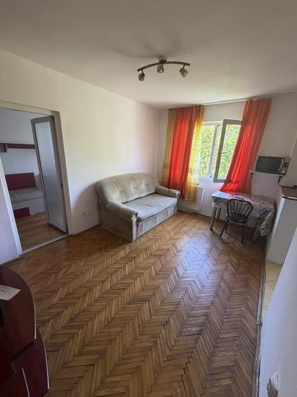 Apartament cu 3 camere semidecomandat, mobilat în Nufărul