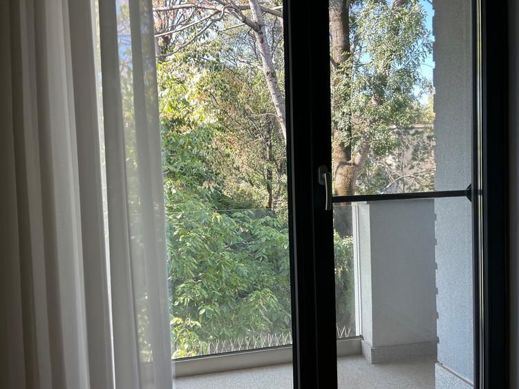 Apartament cu 4 camere semidecomandat, mobilat în Dorobanți