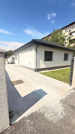 Casă cu 2 camere cu Canalizare în Central