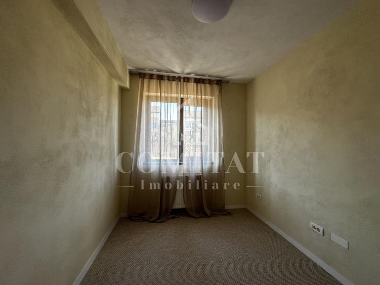 Apartament cu 3 camere semidecomandat în Borhanci