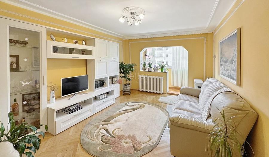 Apartament cu 4 camere decomandat, mobilat în Calea București