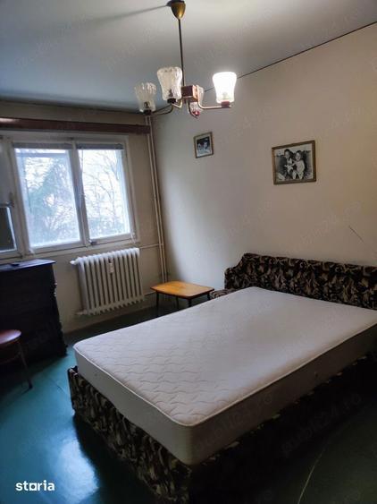 Apartament cu 4 camere decomandat, mobilat în Berceni