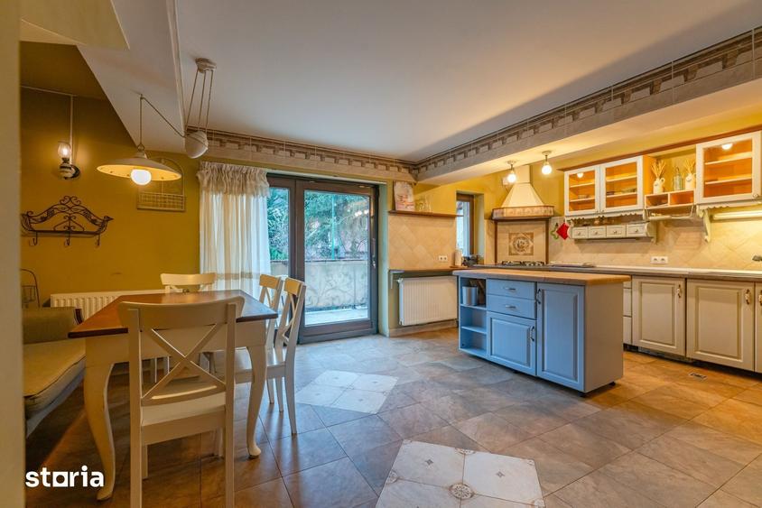 Casă cu 7 camere cu Teren 280 Mp în Central