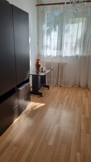 Apartament cu 3 camere decomandat în Titan