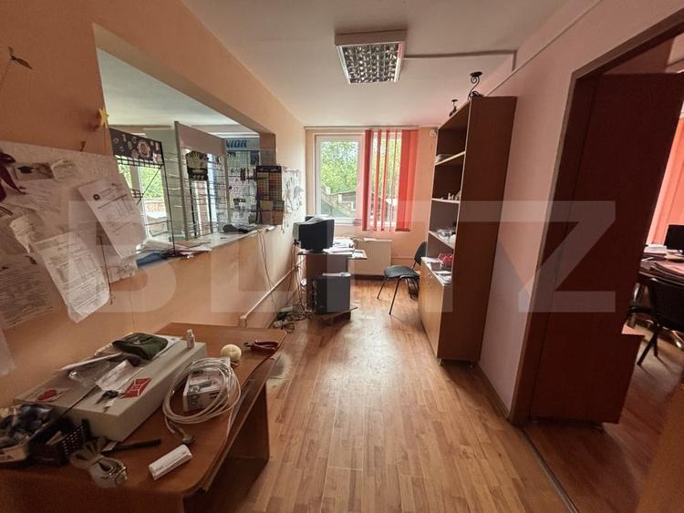 Casă individuală cu 9 camere cu Canalizare în Est