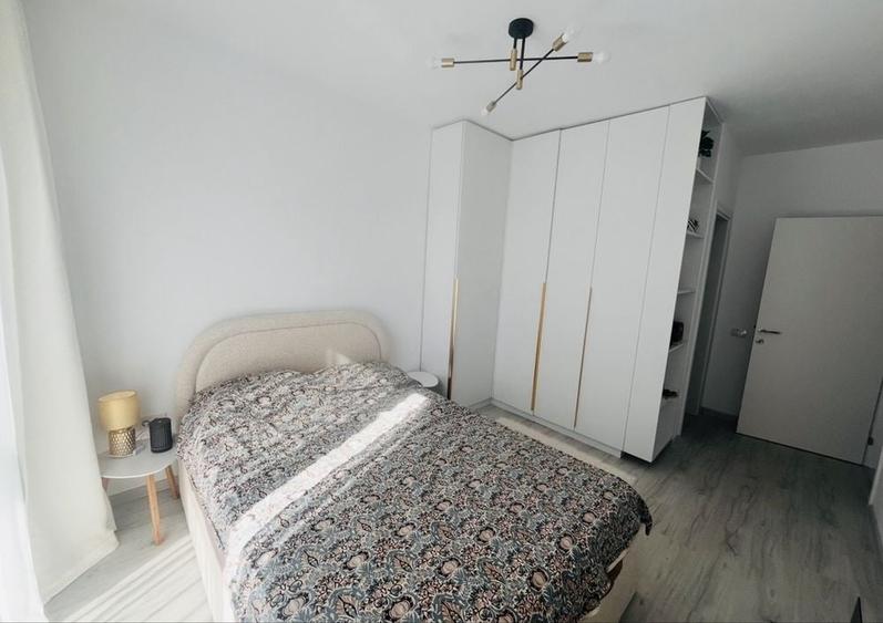 Apartament cu 3 camere decomandat în Roșu