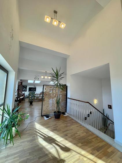 Casă cu 7 camere cu Garaj în Dămăroaia