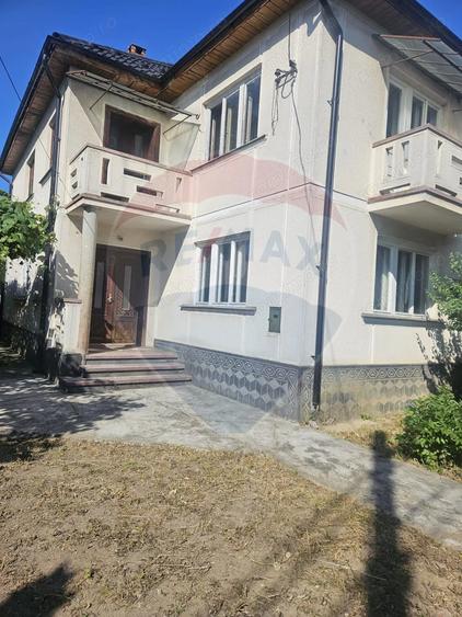 Casă cu 6 camere cu Teren 250 Mp în Central