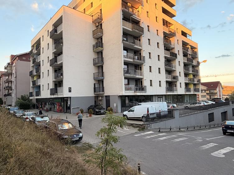 Spațiu comercial, de 375 mp, în Borhanci
