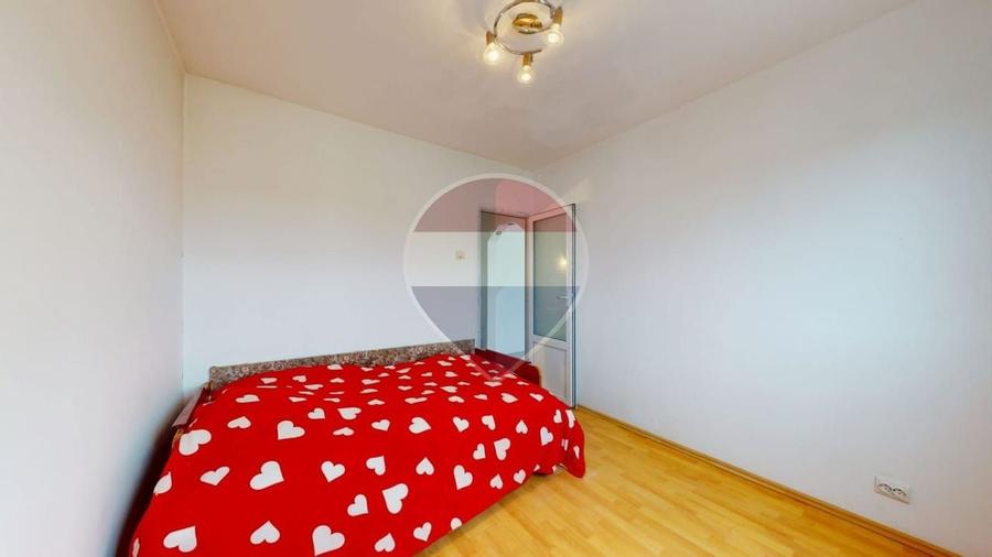 Apartament cu 3 camere semidecomandat în Sud