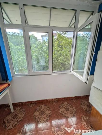 Apartament cu 3 camere decomandat în Est