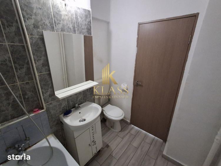 Apartament cu 3 camere semidecomandat în Colentina