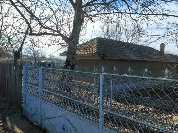 Casă cu 3 camere cu Teren 1563 Mp în Sărulești