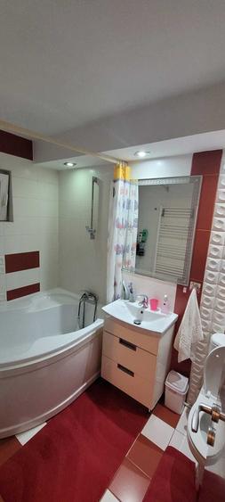 Apartament cu 3 camere decomandat în CET