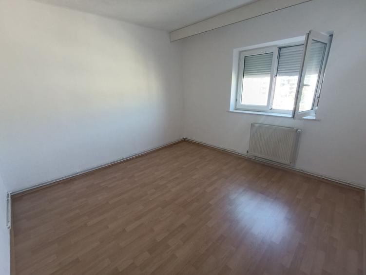 Apartament cu 4 camere decomandat în Bartolomeu