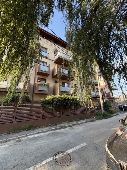 Apartament cu 3 camere semidecomandat în Aviației